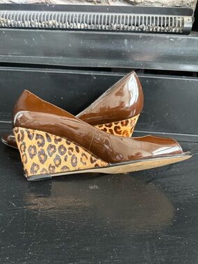 Marc Jacobs Brown Patent Peep-Toe Wedge with Leopard Print Size 7.5 pre owned
